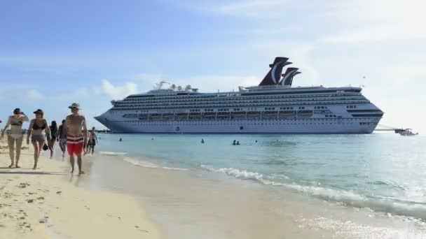 Navio de cruzeiro na praia tropical — Vídeo de Stock