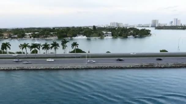 Miami Causeway met verkeer — Stockvideo