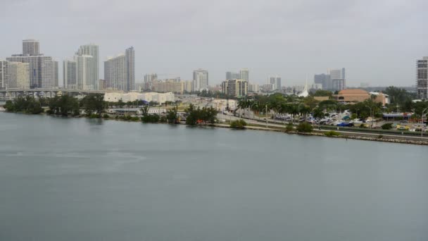 Miami hrázi s provozem — Stock video