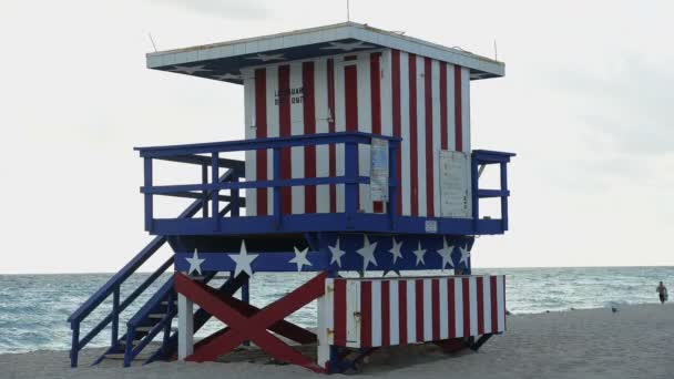 Life Guard stand op Miami Beach — Stockvideo