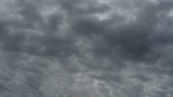 Γραφικά σύννεφα κατά τη διάρκεια της ημέρας — Αρχείο Βίντεο