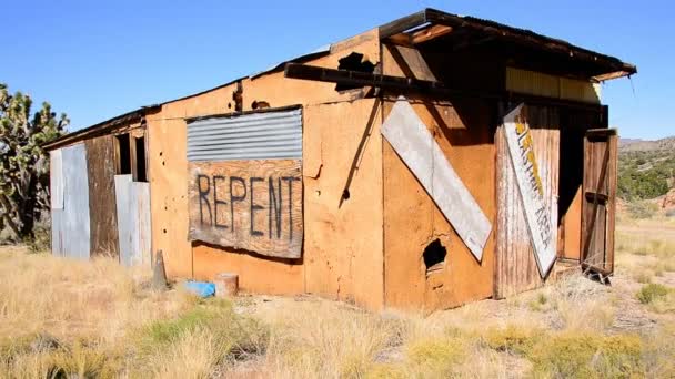 Oude verlaten huis in de Mojave-woestijn — Stockvideo