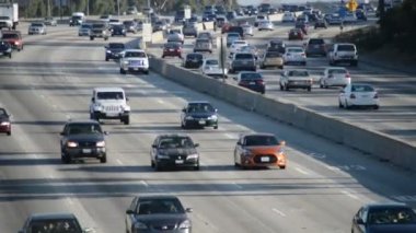 Los Angeles'ta meşgul karayolunda trafik