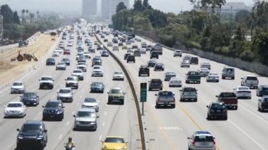 Los Angeles'ta meşgul karayolunda trafik