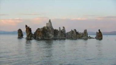 Günbatımı manzaralı Mono Gölü Kaliforniya