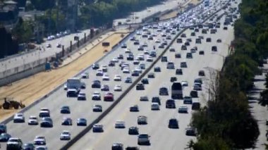 Los Angeles'ta meşgul karayolunda trafik