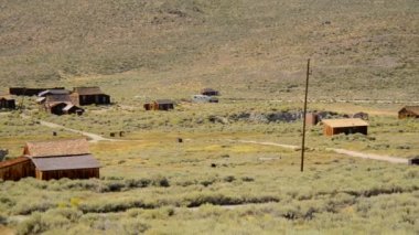 Tepelerde küçük hayalet kasaba