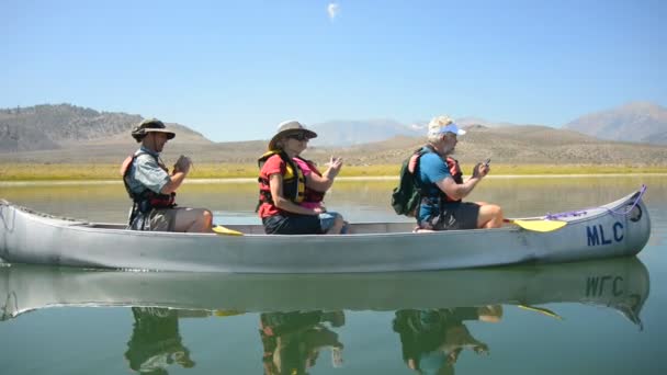 Vue en canot sur le lac Mono en Californie — Video