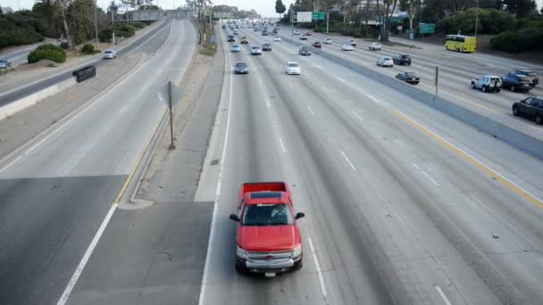 Circulation sur l'Autoroute Occupée à Los Angeles — Video