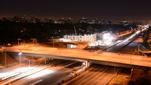 Los Angeles'ta meşgul otoyol üzerinde gece trafik — Stok video