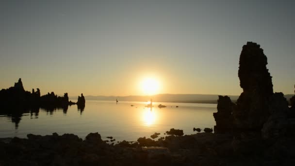 風光明媚な日の出モノラル湖カリフォルニア — ストック動画