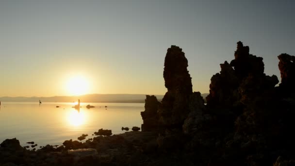 Schilderachtige Mono Lake Californië bij zonsopgang — Stockvideo