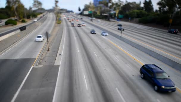 Verkeer op drukke snelweg in Los Angeles — Stockvideo