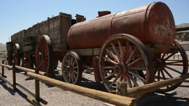 Alter Tankanhänger mit Waggons — Stockvideo