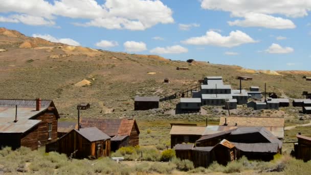 Petite ville fantôme sur les collines — Video