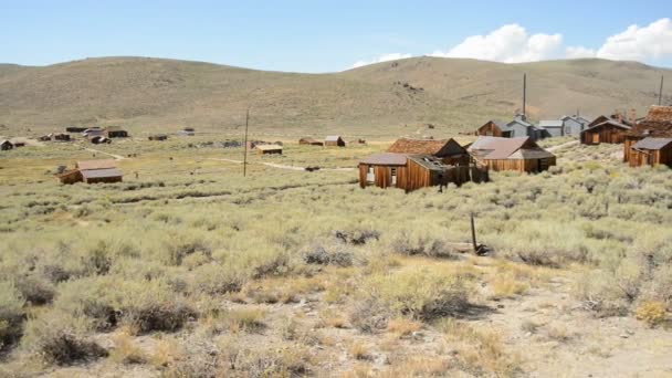 Petite ville fantôme sur les collines — Video