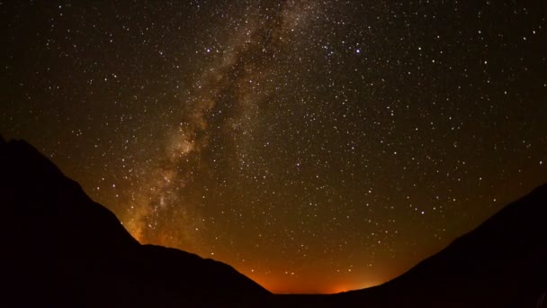 Mono Lake Tufa Tower Perseids Chuveiro de meteoros — Vídeo de Stock