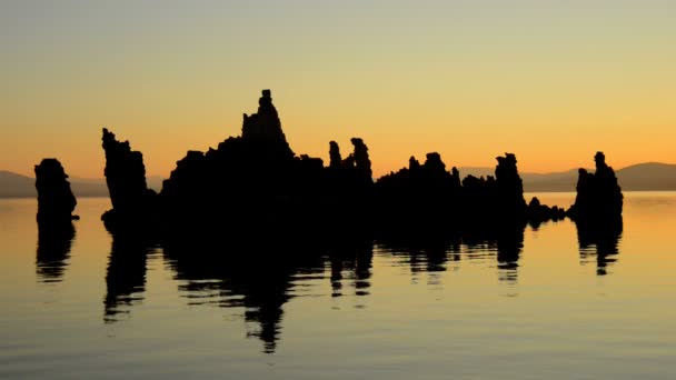 Schilderachtige Mono Lake Californië bij zonsopgang — Stockvideo