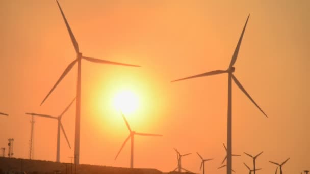 Molinos de viento al atardecer naranja — Vídeo de stock