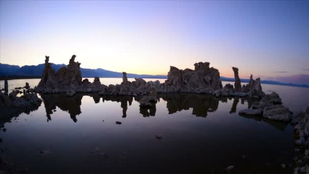 Schilderachtige Mono Lake Californië bij zonsondergang — Stockvideo