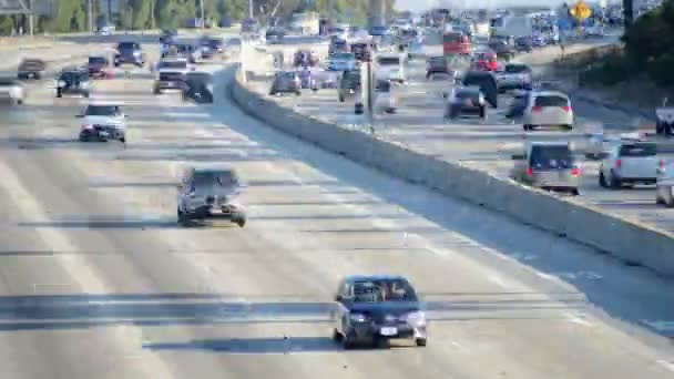 Traffico sull'autostrada trafficata a Los Angeles — Video Stock