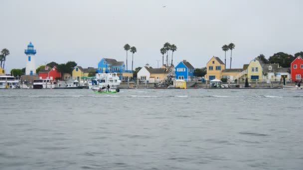 Casas coloridas en la orilla del mar — Vídeos de Stock