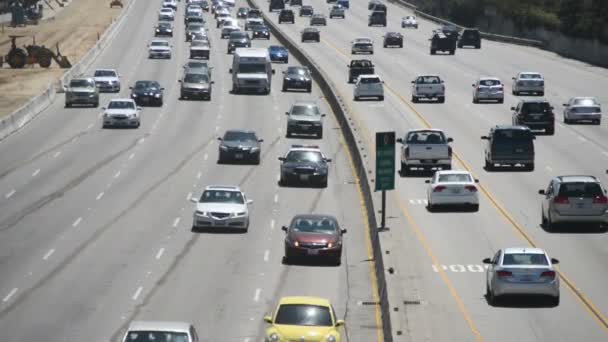 Ruch na autostradzie zajęty w Los Angeles — Wideo stockowe