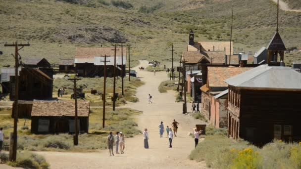 Petite ville fantôme sur les collines — Video