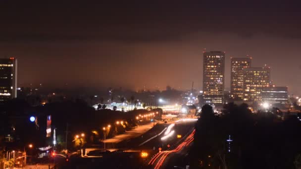 Mist kruipt over Los Angeles Freeway — Stockvideo