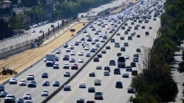 ロサンゼルスで忙しい高速道路上のトラフィック — ストック動画