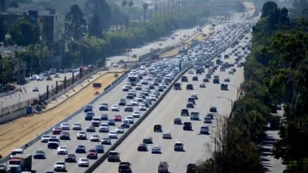 Verkeer op drukke snelweg in Los Angeles — Stockvideo