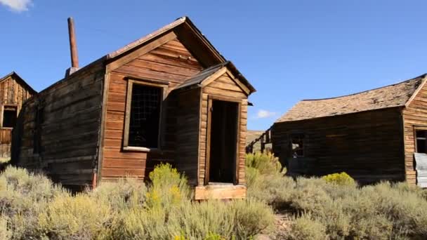 Pequeño pueblo fantasma en las colinas — Vídeo de stock