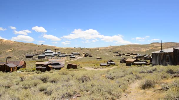 Petite ville fantôme sur les collines — Video