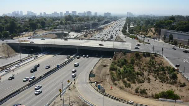 Ruch na autostradzie zajęty w Los Angeles — Wideo stockowe