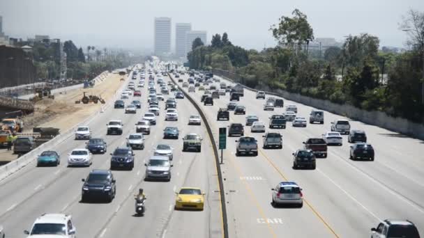 Circulation sur l'Autoroute Occupée à Los Angeles — Video