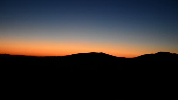 Tramonto colorato con silhouette di montagna — Video Stock