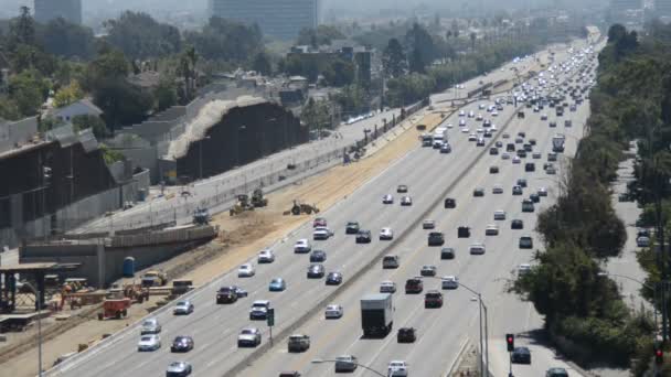 로스 앤젤레스에서 바쁜 고속도로에 소통량 — 비디오