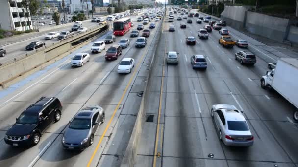 Atasco de tráfico diurno en el centro de Los Ángeles — Vídeos de Stock