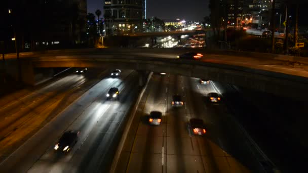 Nacht verkeer in het centrum van los angeles — Stockvideo