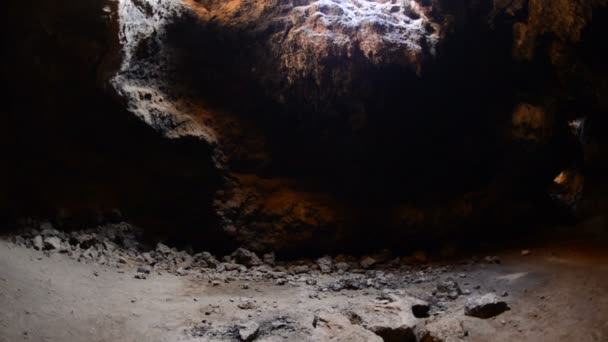 Rayos de luz dentro de la cueva — Vídeos de Stock