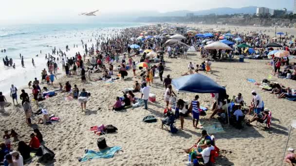 Zatłoczone Santa Monica Beach California — Wideo stockowe