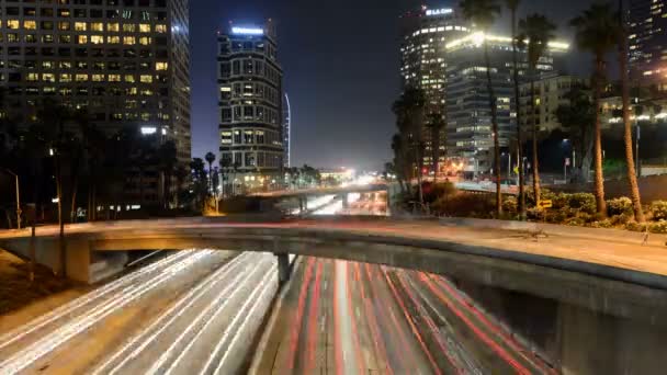 Trafik i Downtown Los Angeles på natten — Stockvideo