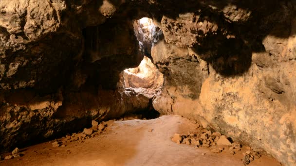 Lichtstrahlen im Inneren der Höhle — Stockvideo