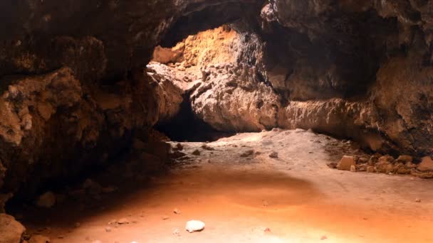 Licht die stralen worden Shine binnenkant van Lava Tube grot — Stockvideo