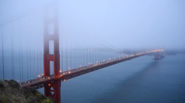 Golden Gate Köprüsü, Bahar sis kaplı