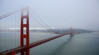 Golden Gate Köprüsü, sis kaplı