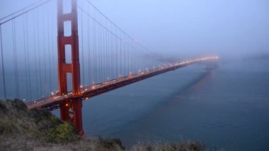 Golden Gate Köprüsü, akşam sis kaplı