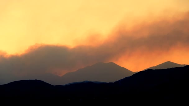 Montagnes sous un ciel nuageux au coucher du soleil — Video