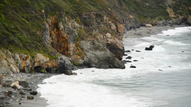 Hullámok fut a sziklás tengerpart — Stock videók