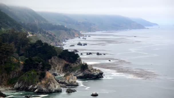 Onde che corrono sulla costa rocciosa — Video Stock